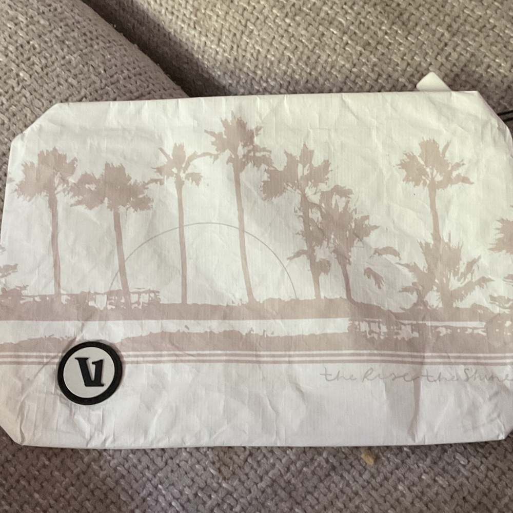 vuori aloha splash proof zip pouch new with tags palm tree for beach or pool